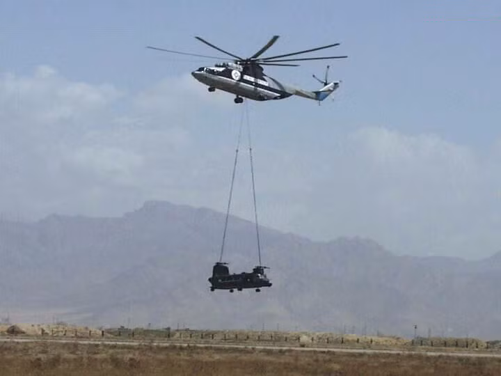Siêu trực thăng vận tải Mi-26 có phi hành đoàn 5 người bao gồm 2 phi công, 1 dẫn đường, 1 kỹ sư bay và 1 kỹ thuật. Chiếc trực thăng này có thể chở được 90 lính với đầy đủ trang bị vũ khí hoặc kiện hàng nặng tối đa 20.000 kg. Nguồn ảnh: Aircraft.