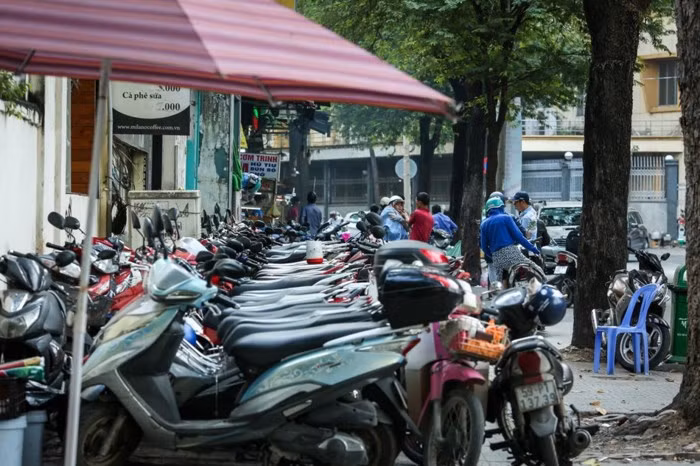 Một bãi giữ xe trên vỉa hè ở quận 1. Ảnh: Liêu Lãm. Một bãi giữ xe trên vỉa hè ở quận 1. Ảnh: Liêu Lãm.