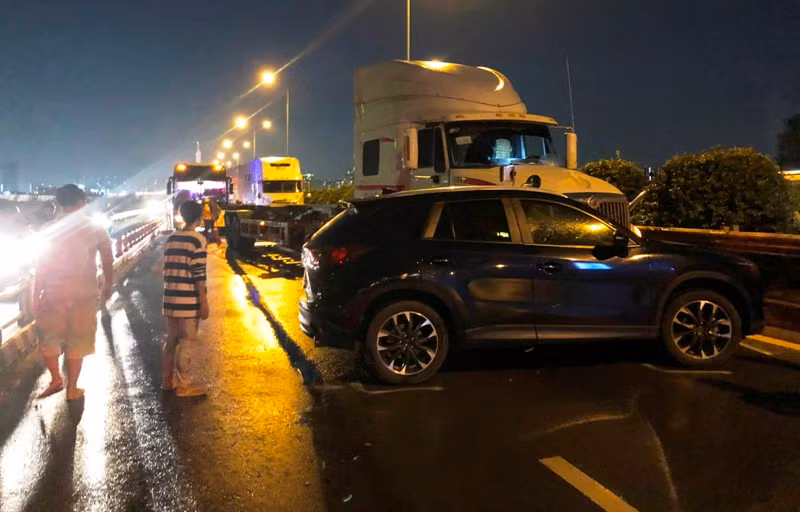 Cao toc TP.HCM - Dau Giay te liet vi container tong Mazda CX5