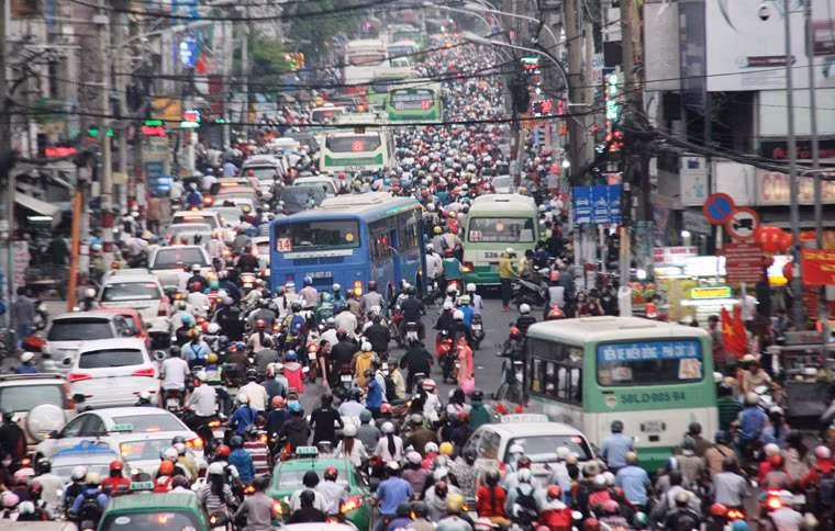 Trên đường Xô Viết Nghệ Tĩnh kéo dài nhiều km từ cầu vượt Hàng Xanh đến BX miền Đông, hàng trăm nghìn phương tiện bị kẹt cứng...