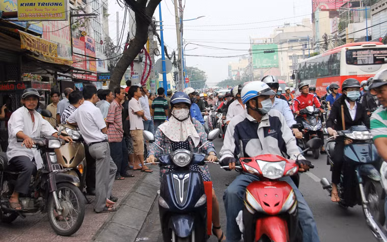 Sáng 31/12, tuyến đường Trần Quốc Thảo (khu vực đầu dốc cầu Lê Văn Sỹ, quận 3, TP HCM) đang có rất đông người dân tập trung theo dõi hiện trường vụ hỏa hoạn tại quán karaoke gây thiệt hại đặc biệt nghiêm trọng xảy ra vào tối qua.