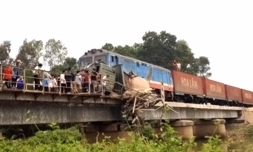 Hy huu: Xe tai bi tau dam, mac ket tren thanh cau-Hinh-3