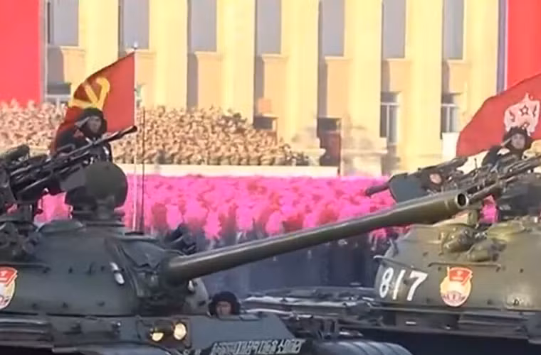 Xe tăng T-55/Type 59 của Quân đội Triều Tiên tham dự duyệt binh lớn.