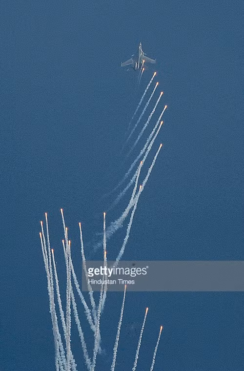 Máy bay chiến đấu Su-30MKI phóng pháo sáng tuyệt đẹp.