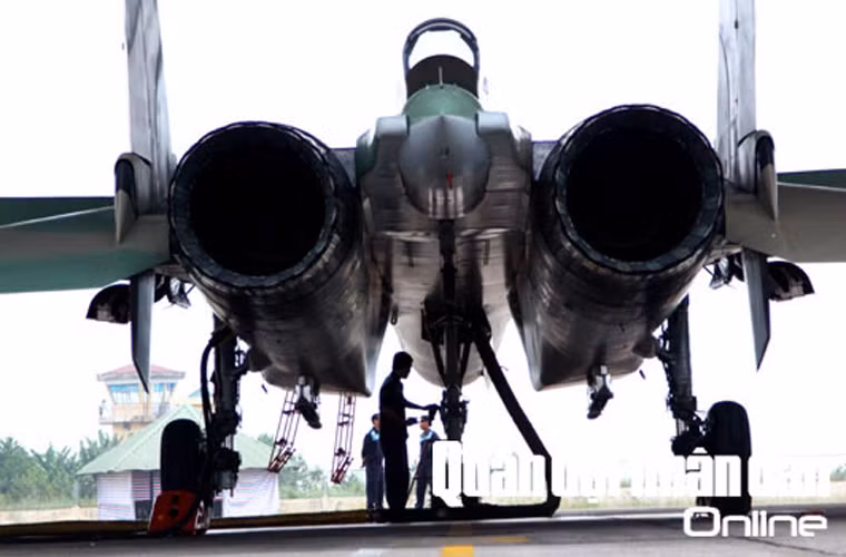 Ảnh quân sự Việt Nam ấn tượng tuần – đuôi chiếc tiêm kích đa năng hiện đại Su-30MK2 của Trung đoàn 923, KQND Việt Nam.