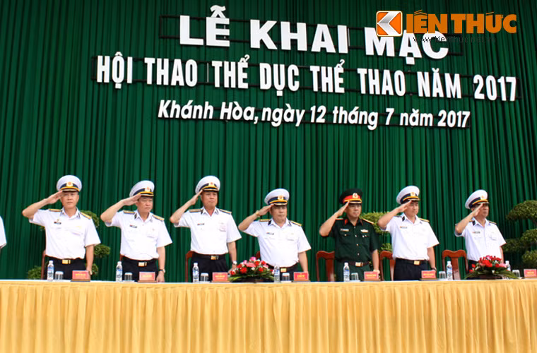 Đoàn chủ tịch nghiêm trang trong Lễ chào cờ.