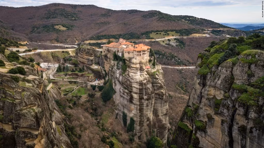 Vào thế kỷ 14, giáo sĩ Athanasios Koinovitis dẫn một nhóm tín đồ từ núi Athos tới Meteora, sau đó xây dựng 24 tu viện Chính Thống giáo trên các cột dốc để tránh các chiến binh và kẻ trộm tấn công. Ngoài ra, các tu sĩ chọn Meteora làm nơi thờ phụng do sự tách biệt và yên tĩnh.