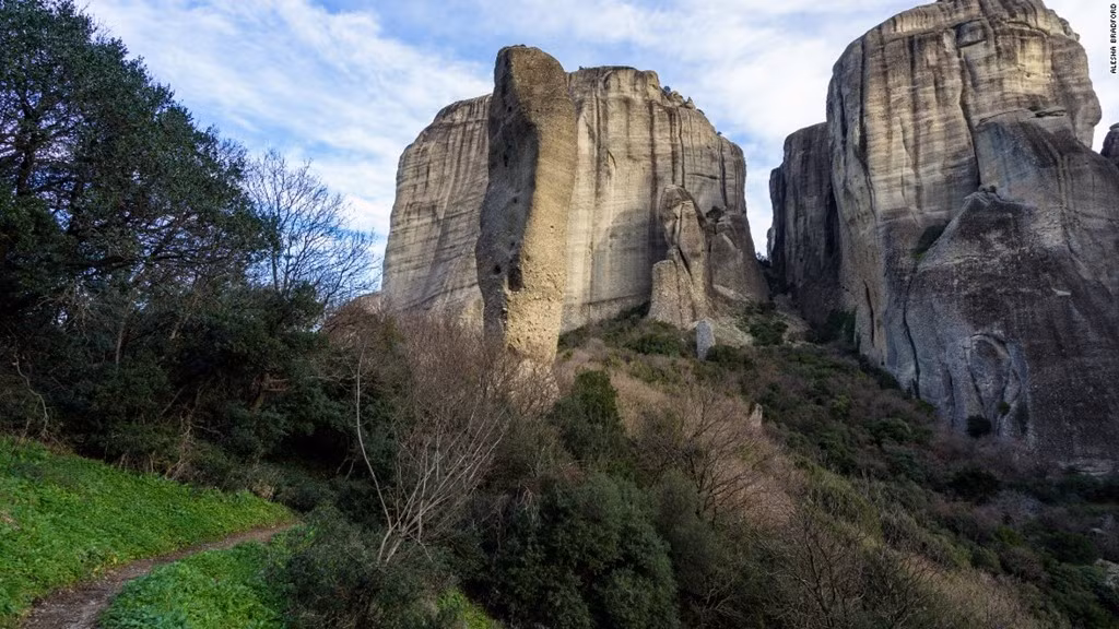 Những đỉnh núi sa thạch tại Meteora thu hút các nhà leo núi khắp thế giới. Khối đá Spindle cao 40 m là một trong những thử thách khó khăn tại đây. Dù vậy, hầu hết du khách vẫn chọn cách lái xe và đi bộ đường dài để tới thăm các tu viện.