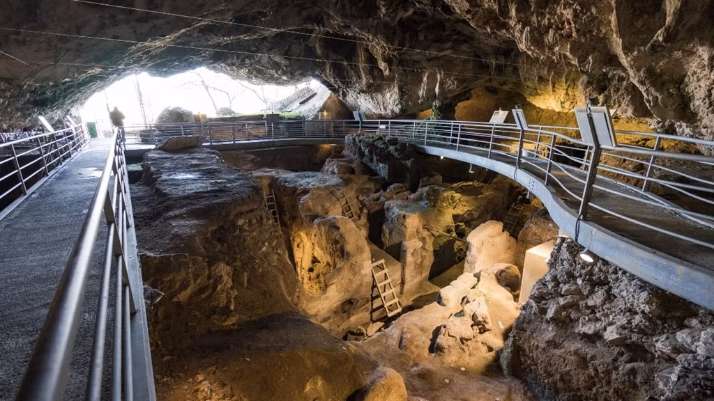 Hang động Theopetra cách Kalambaka hơn 4 km, là một điểm khảo cổ lưu giữ bằng chứng về nơi ở của loài người cách đây hơn 130.000 năm. Ở lối vào hang động là bức tường được cho là 23.000 năm tuổi, một trong những cấu trúc nhân tạo lâu đời nhất thế giới.