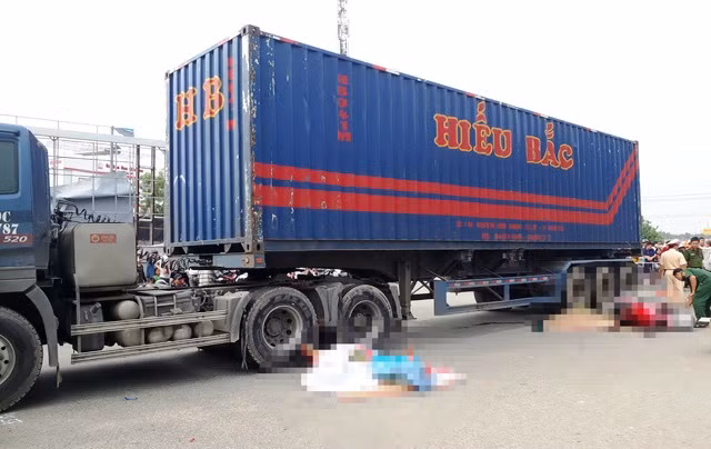 Be trai khoc thet truoc canh cha me tu vong duoi gam container
