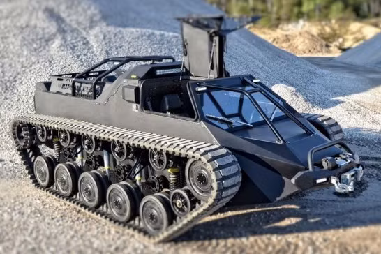 Ripsaw EV2 được thiết kế như một siêu xe tăng có tốc độ cao, sử dụng trong quân đội. Tạp chí Popular Science miêu tả Ripsaw EV2 là chiếc xe tăng chạy nhanh nhất mọi thời đại, với buồng lái được thiết kế có tầm nhìn rộng và ấn tượng theo kiểu xe dơi trong loạt phim Batman của Hollywood. 