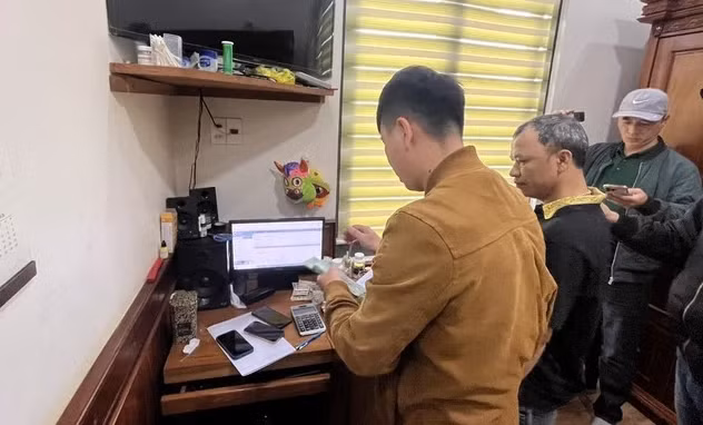  Triệt phá đường dây cá độ bóng đá trực tuyến hơn 16 tỷ đồng: Chiều 1/7, Công an TP. Đà Lạt cho biết vừa ra quyết định khởi tố vụ án, khởi tố 9 bị can trong đường dây cá độ bóng đá. Trước đó, thực hiện chỉ đạo của Giám đốc Công an tỉnh Lâm Đồng về tăng cường công tác phòng ngừa, đấu tranh với tội phạm liên quan đến hoạt động tổ chức đánh bạc, cá độ bóng đá trong thời gian diễn ra Euro 2024 và Copa America 2024, Phòng An ninh mạng và phòng chống tội phạm công nghệ cao, Công an tỉnh Lâm Đồng (PA05) chủ trì phối hợp Công an TP.Đà Lạt bắt quả tang Cao Đình Toàn (48 tuổi, ở P.3, TP.Đà Lạt) đang tổ chức đánh bạc bằng hình thức cá độ bóng đá trực tuyến.