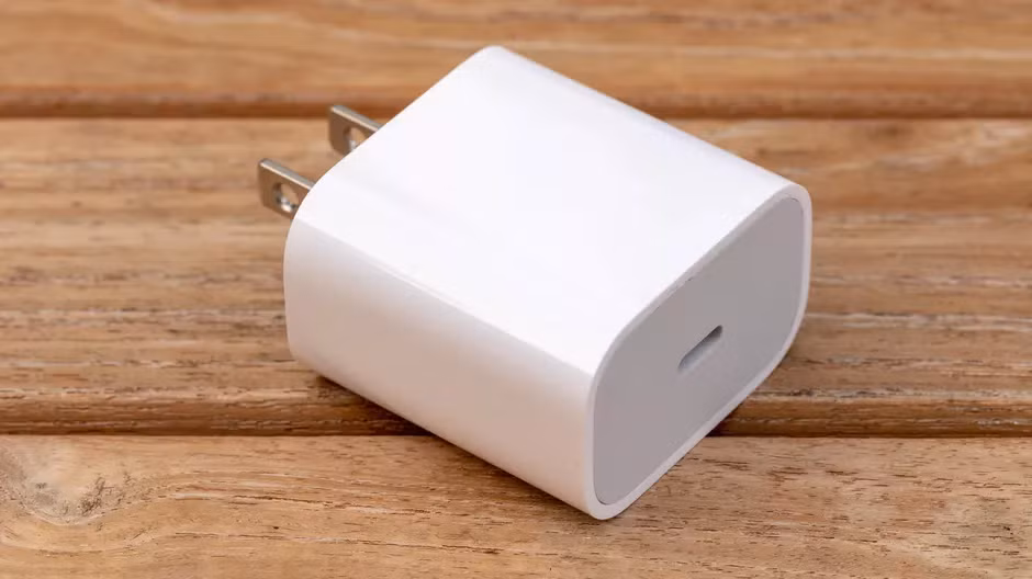 Cửa hàng điện thoại hưởng lợi nhờ Apple bỏ củ sạc iPhone Cua hang dien thoai huong loi nho Apple bo cu sac iPhone