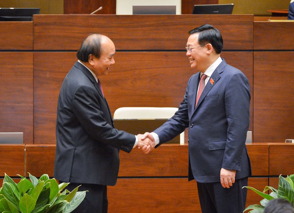 Cũng theo Tờ trình, trong quá trình công tác, ông Nguyễn Xuân Phúc luôn hoàn thành xuất sắc nhiệm vụ được giao. 