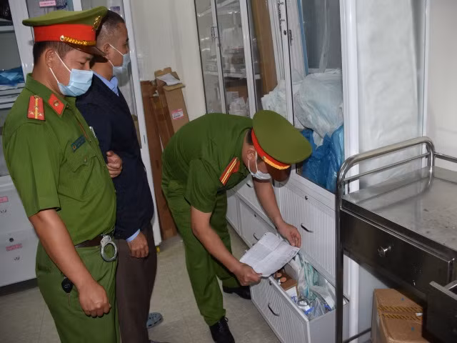 Theo tài liệu điều tra, từ năm 2017 đến năm 2019, bác sĩ Nguyễn Tấn Bá (Trưởng khoa Nội tim mạch) chỉ đạo 2 nhân viên điều dưỡng của khoa là Lương Thanh Trung và Nguyễn Văn Sơn sử dụng thông tin cá nhân, mã thẻ BHYT của các bệnh nhân để lập khống các phiếu phẫu thuật, thủ thuật, kết quả can thiệp động mạch vành... sử dụng hình ảnh của bệnh nhân khác để in vào đĩa DVD lưu vào hồ sơ bệnh án được lập khống, lập bản kê khống nhằm chiếm đoạt stent, vật tư y tế khác có liên quan.