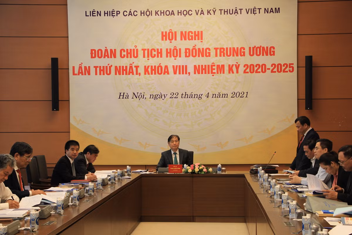 Doan Chu tich VUSTA khoa VIII hop lan thu 1