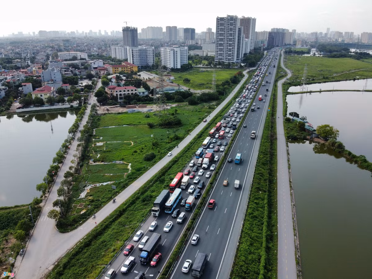 Hàng trăm phương tiện chờ di chuyển qua điểm xảy ra vụ cháy. Ảnh: Zing.
