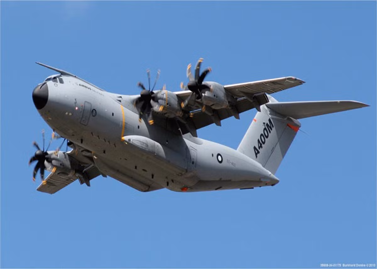 Máy bay vận tải chiến thuật A400M: A400M được Airbus chế tạo, có trọng tải rỗng là 67,5 tấn, trọng tải cất cánh tối đa lên đến 141 tấn. Mỗi chiếc mang theo tối đa 37 tấn hàng hóa hoặc 116 lính dù cùng đầy đủ trang bị. Với tải trọng như vậy, A400M của Malaysia được xem là máy bay vận tải quân sự lớn nhất khu vực Đông Nam Á hiện nay.
