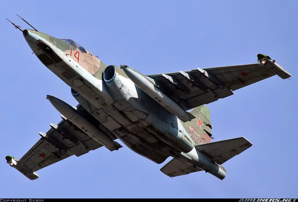 Sukhoi Su-25 Grach (NATO định danh là Frogfoot), là máy bay cường kích động cơ kép, một ghế ngồi được thiết kế chủ yếu cho vai trò chi viện hỏa lực tầm gần, tầm thấp. Máy bay cường kích Su-25 chính thức được đưa vào trang bị trong Không quân Liên Xô từ ngày 19/7/1981. Đến nay, trải qua gần 40 năm phục vụ, Su-25 vẫn bền bỉ hoạt động và tham chiến với sức mạnh không hề suy giảm.