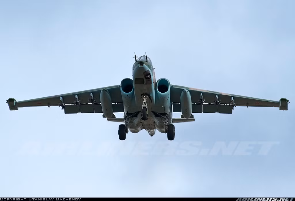 Phiên bản cường kích Su-25SM cơ bản là vẫn giữ kết cấu thân cánh cũ, nhưng nâng cấp toàn diện hệ thống điện tử kéo theo đó là hỏa lực ngày càng thông minh hơn. Chương trình SM tích hợp các khí tài điện tử thế hệ mới và đại tu khung gầm cho phép kéo dài thời gian hoạt động thêm khoảng 500 giờ bay hay là thêm 5 năm.