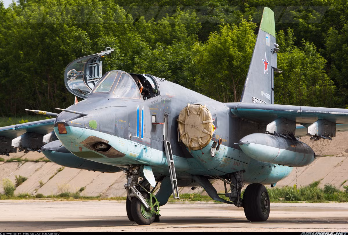 Tạp chí National Interest đánh giá, dòng máy bay của Mỹ tương đương với Su-25 là A-10 Thunderbolt II. Tuy nhiên, trong khi Nga đang nâng cấp máy bay Su-25 lên chuẩn SM để tiếp tục sử dụng, thì máy bay A-10 sẽ chỉ còn được sử dụng tới năm 2022.