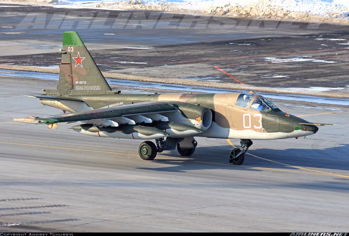 Tờ báo Mỹ National Interest gần đây đã có bài bình luận ca ngợi sức mạnh máy bay cường kích Su-25. Thậm chí, các chuyên gia của tờ báo quân sự này còn cho rằng Su-25 là máy bay có thể xoay đổi được cục diện chiến trường, vai trò của nó rõ nét nổi bật hơn cả dòng tiêm kích tàng hình F-22.