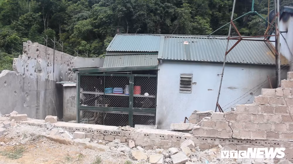 Theo người dân, tên Tuân ít lưu trú tại địa phương và không giao tiếp với mọi người trong bản.