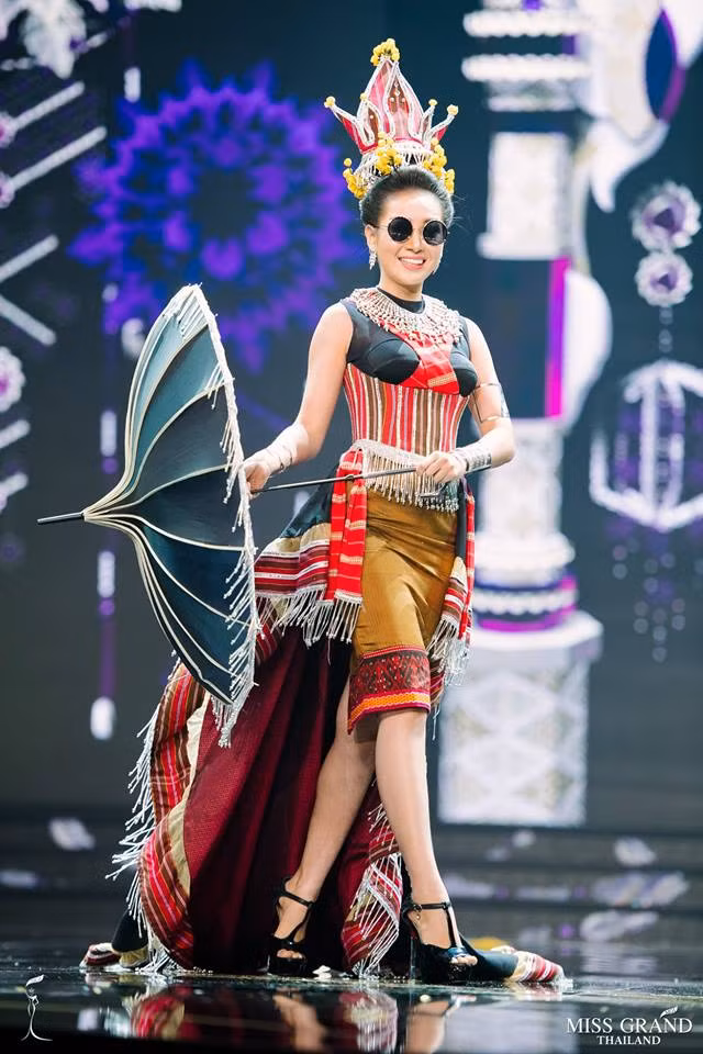 Diện trang phục truyền thống nhưng thí sinh này đeo kính râm vô cùng hiện đại.