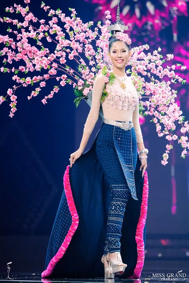 Nữ thí sinh gây chú ý khi mang cả rừng hoa đào lên "chiêu đãi" nhãn quan khán giả.