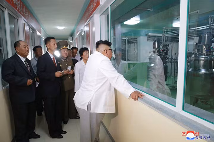 Ông Kim Jong Un tỏ ra hài lòng trước thái độ làm việc nghiêm túc khi thấy máy móc hoạt động hết công suất dù ông có chuyến kiểm tra đột xuất đến nhà máy.