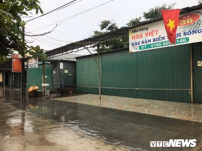 Bên cạnh đó, các hộ kinh doanh ven biển đã chằng chéo, cột néo ki-ốt, cửa hàng nhằm đối phó với cơn bão số 3 dự kiến đổ bộ vào đất liền tối nay.