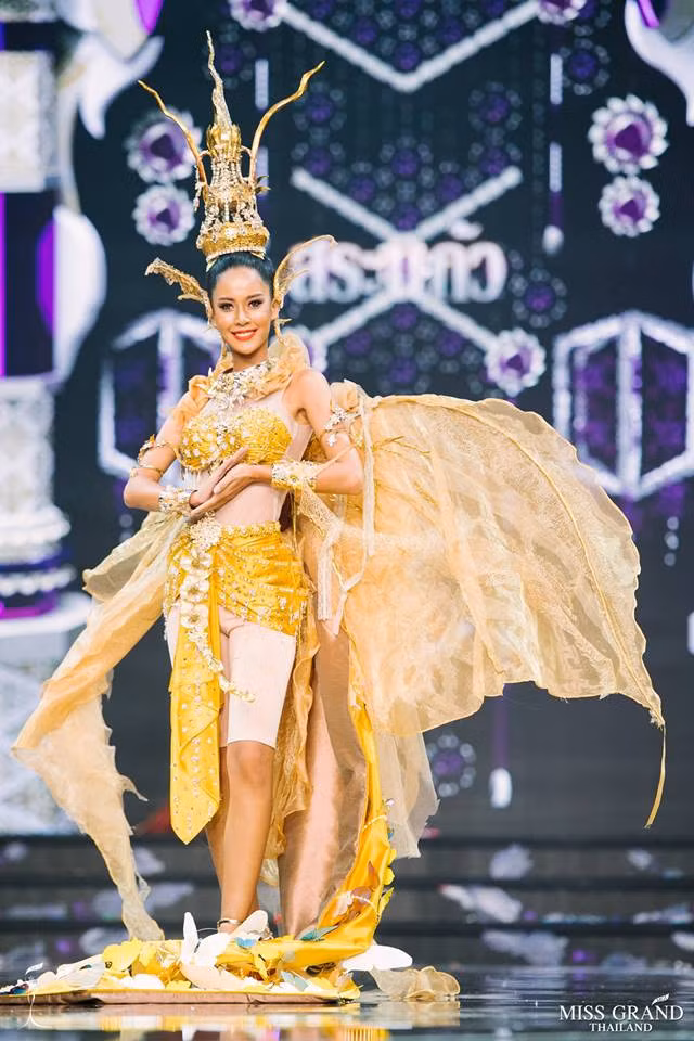 Trong khi đó cô gái này hóa thân thành bươm bướm.