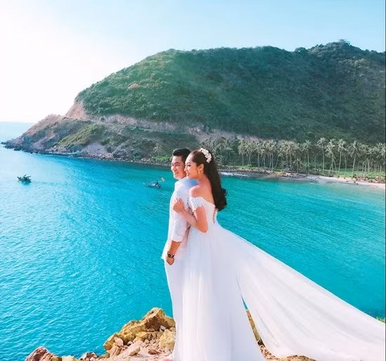 Bạn trai Thu Thảo là nhân vật có tiếng trong ngành kinh doanh vật liệu xây dựng. Đặng Thu Thảo và chồng sắp cưới quen nhau từ một bộ phim do Phúc Thành tham gia sản xuất..