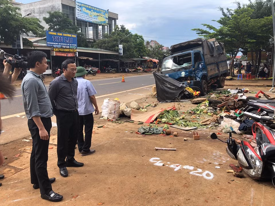 Xe tai lao vao cho o Dak Nong: 