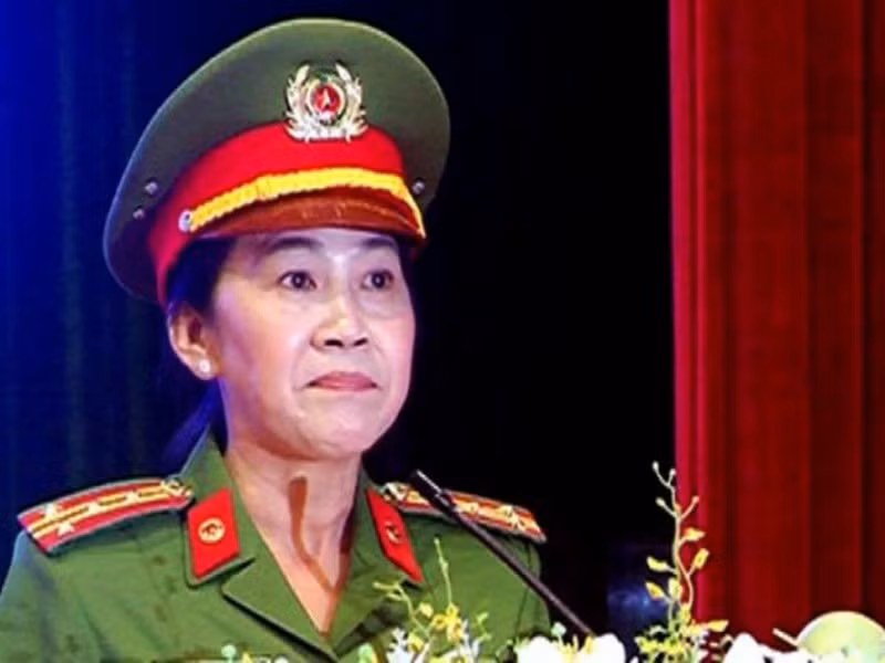 Cụ thể, tháng 1/2014, thời điểm bà Thuận đang là Trưởng Công an huyện Cẩm Mỹ (tỉnh Đồng Nai) đã để xảy ra vụ việc thượng sĩ Vũ Thanh Bảo (Công an huyện Cẩm Mỹ) trong lúc đi bắt sòng bạc trên địa bàn xã Bảo Bình (huyện Cẩm Mỹ) nổ súng khiến người dân là anh L.N.S tử vong. Sau đó vụ án được khép lại với lý do “súng cướp cò”.
