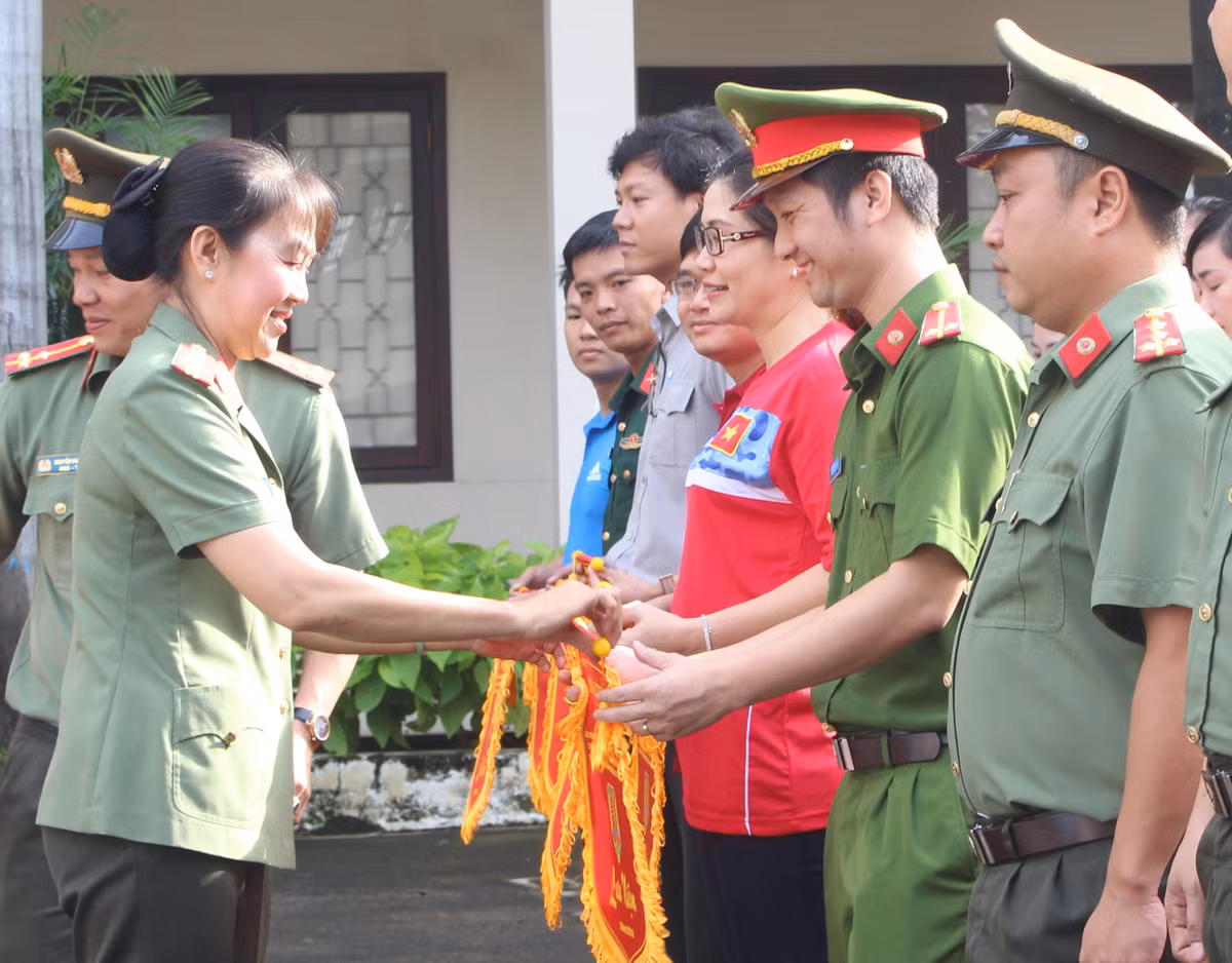 Trả lời báo Thanh Niên sau nghi vấn bảo kê "xe vua" đại tá Trần Thị Ngọc Thuận phủ nhận: “Tôi không liên quan gì đến hai công ty này hết”.