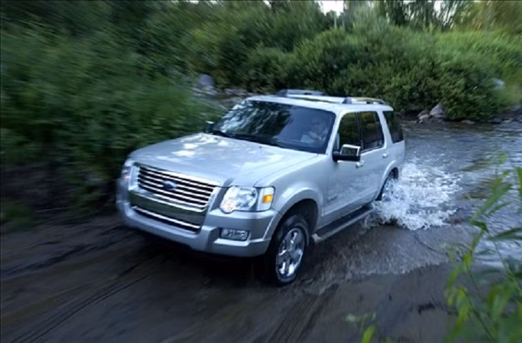 Ford Explorer: Nhiều vấn đề bị phàn nàn như hộp số, hệ thống làm mát, điều hòa… của Ford Explorer phiên bản 2004-2008 và 2011-2013 khiến các đời xe này có mặt trong danh sách những chiếc xe không nên mua cũ.