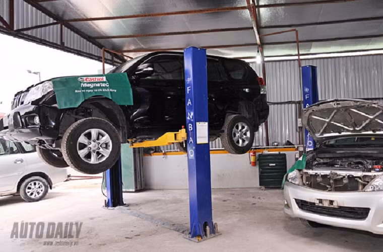 6. Bảo trì xe: Phòng bệnh hơn chữa bệnh. Luôn giữ xe trong tình trạng tốt nhất khi trời tối - phải đảm bảo rằng đèn trước, đèn sau, đèn tín hiệu và cửa kính xe luôn sạch sẽ trước khi lái xe trong trời tối. 