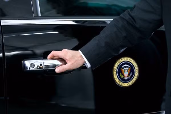 2. Cửa xe nặng như cửa của một chiếc Boeing. Để mở được cách cửa này Obama cần đến sự giúp đỡ đội ngũ cận vệ.