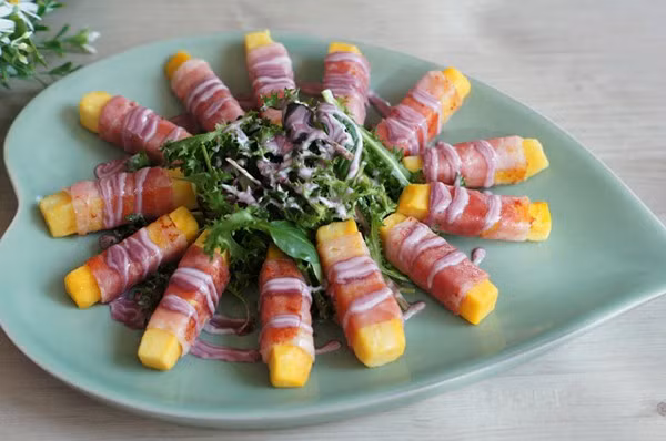 Salad khoai lang: Bên cạnh nướng và luộc, bạn còn có thể chế biến khoai lang thành món salad với khoai lang chiên, thịt xông khói, các loại rau và nước sốt.