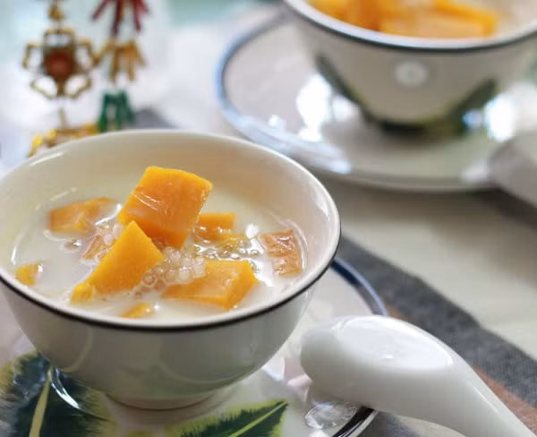  Chè khoai lang: Đây là món ăn quen thuộc của người dân miền Nam. Nguyên liệu chính của món này là khoai lang, nước cốt dừa, bột báng và đường.