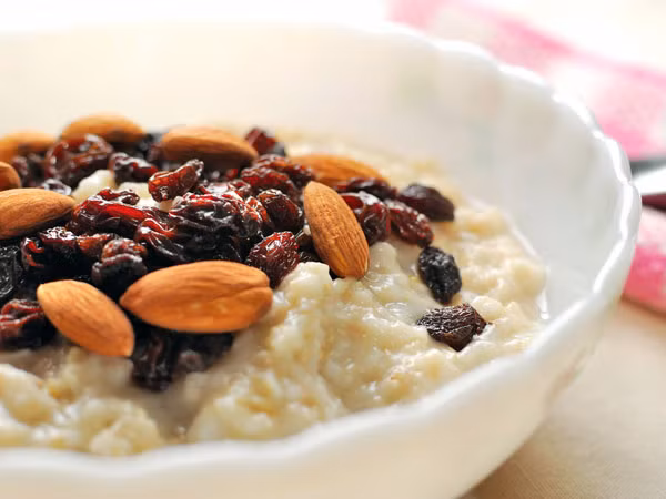 Yến mạch: Yến mạch có hàm lượng protein cao gấp 3 lần trong gạo nâu. Các chuyên gia dinh dưỡng khuyên bạn nên ăn cháo yến mạch vào bữa sáng hoặc trước khi tập luyện thể thao để cung cấp năng lượng thiết yếu cho các hoạt động. 