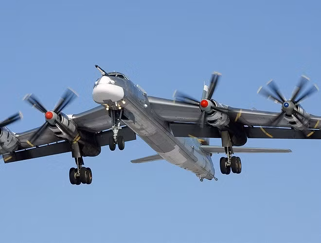 Kh-101 có thể mang đầu đạn nặng 400 kg, sai số mục tiêu chỉ 10m, có khả năng bắn trúng mục tiêu kích thước chỉ 2-3 m, gồm cả muc tiêu di động.
