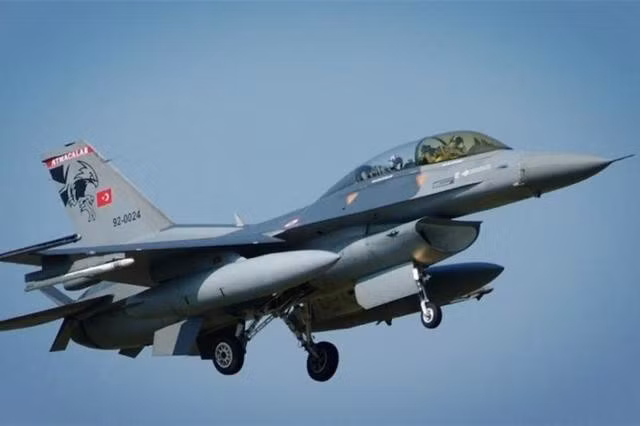 F-16 Fighting Falcon là loại máy bay chiến đấu đa năng, nhưng khi mới ra đời, nó là máy bay tiêm kích tiền tuyến hạng nhẹ, đối thủ của các loại tiêm kích tiền tuyến MiG-29 của Liên Xô; sau này chức năng tiến công mặt đất mới được bổ sung và trở thành máy bay chiến đấu đa năng của Không quân Mỹ.