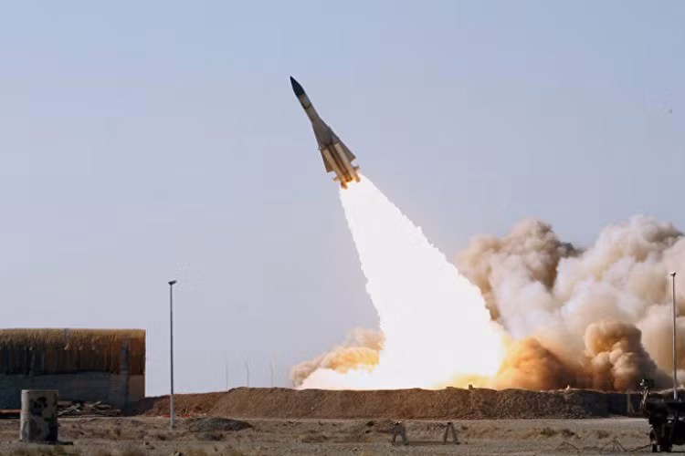 Như trong trận không chiến ngày 1/3 vừa qua trên không phận tỉnh Idlib của Syria, máy bay F-16 của Không quân Thổ Nhĩ Kỳ được trang bị tên lửa tiến công ngoài tầm nhìn và được sự trợ giúp của máy bay chỉ huy, cảnh báo sớm trên không (AWACS) đã dễ dàng bắn hạ hai chiếc cường kích Su-24 của Syria.