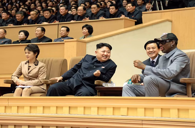 Theo tiết lộ của Dennis Rodman, cựu vận động viên bóng rổ chuyên nghiệp người Mỹ, con gái của ông Kim tên là Ju-ae. Ảnh: Ông Kim xem một trận bóng rổ cùng Dennis Rodman tại Bình Nhưỡng ngày 9/1/2014. Ảnh: BI.