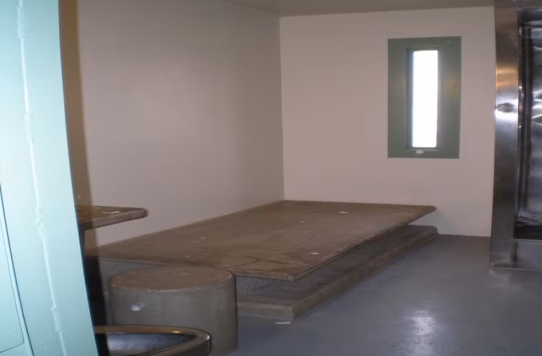 Các tù nhân nằm ngủ trên một tấm bê tông và gần như không được tiếp xúc với ánh sáng tự nhiên. Điều kiện khắc nghiệt trong nhà tù ADX khiến nơi đây còn được mệnh danh là “Alcatraz của Rockies”. Ảnh: BI.