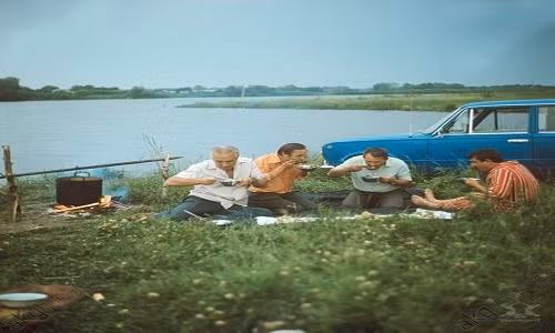 Bốn người đàn ông ngồi ăn cùng nhau trong chuyến đi picnic cạnh một cái hồ khá đẹp. Ảnh: ER.
