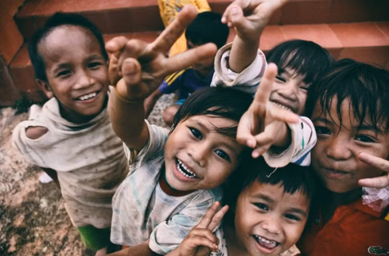 Tại Thái Lan, xoa đầu trẻ con bị coi là hành vi bất lịch sự và chỉ có cha mẹ hoặc các nhà sư mới được phép làm điều đó. Ảnh: BrightSide.
