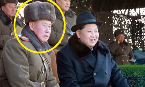 Tướng Ri ngồi cạnh ông Kim trong một lần thị sát bắn tên lửa.